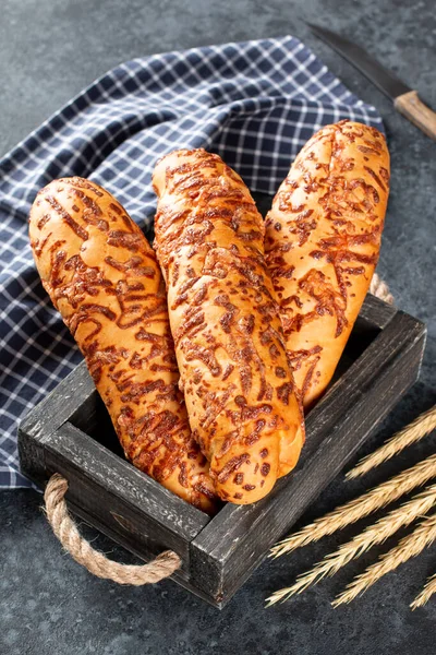 Hausgemachte Käsebrötchen Auf Dunkelblauem Hintergrund — Stockfoto