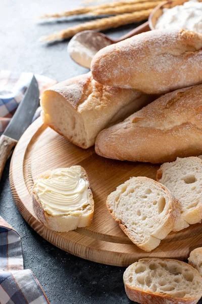 Французский Багетный Хлеб Маслом Темном Фоне Домашние Французские Багеты Багета — стоковое фото