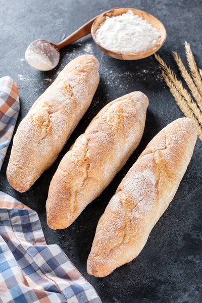 Pane Fresco Francese Baguette Sfondo Scuro Casalingo Francese Baguette Mocassini — Foto Stock