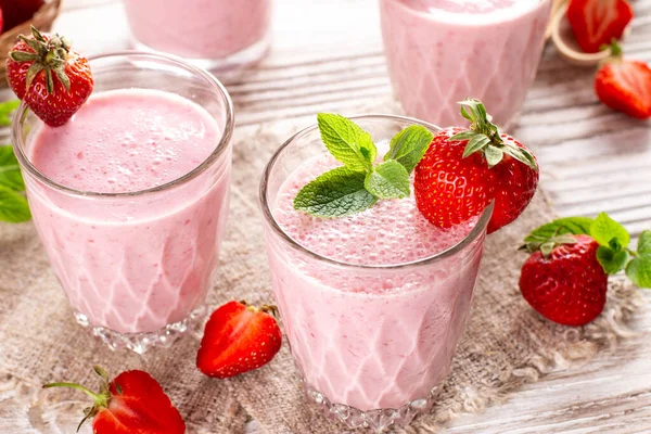 Strawberry Milkshake Glass Jar Table Smoothie Fresh Strawberries Healthy Food — Stock Photo, Image