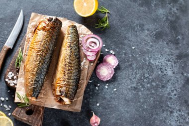 Füme Balık Uskumru. Siyah taş bir arka plan üzerinde. Üst te. Ücretsiz kopyalama alanı.