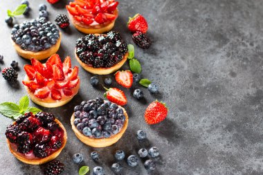 Kremalı turta ve taze çilek çileği, yabanmersini, böğürtlen. Yaz meyveli kek. Uzayı kopyala Üst görünüm.