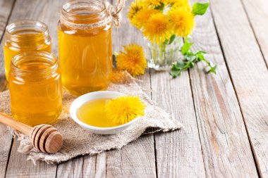 Bahar zamanı yapılmış cam kavanozda karahindiba balı şurup. Ev yapımı tatlı yemek. Boşluğu kopyala