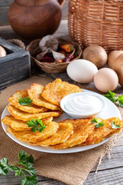 Ekşi kremalı çıtır patatesli gözleme. Bir yığın patates böreği.