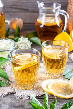 Mürver çiçekli limonata, dilimlenmiş limonata ile servis edilir.