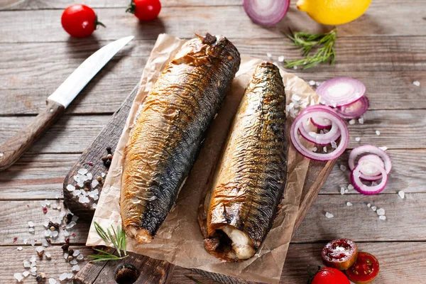 Rökt Makrill Med Kryddor Och Rosmarin Mörk Rustik Bakgrund Ovanifrån — Stockfoto