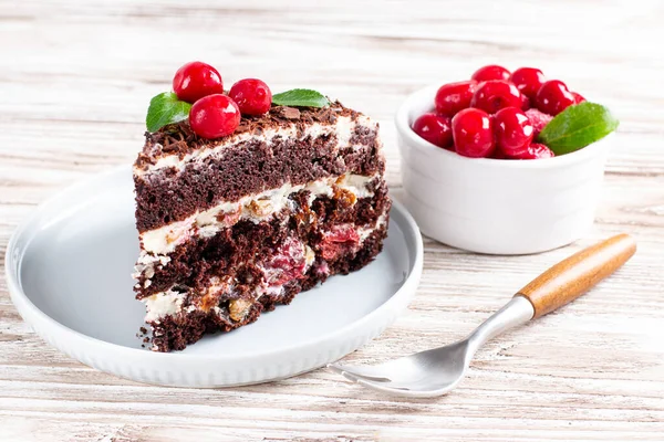 Кусок Шоколадного Торта Вишней Тарелке Светлом Деревянном Фоне Домашний Бисквит — стоковое фото