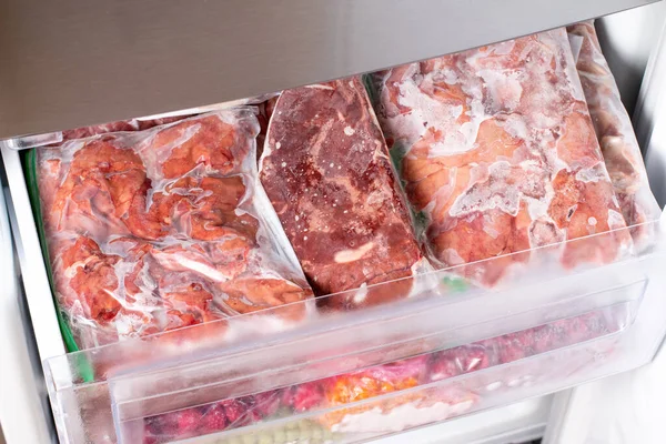 Carne Crua Congelada Embrulhada Plástico Congelador Conceito Alimentação Saudável Alimentos Imagens De Bancos De Imagens Sem Royalties