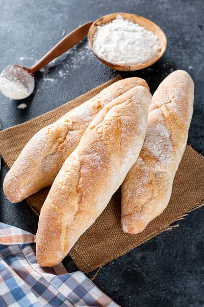 Natura Morta Con Baguette Pane Fresco Francese Tagliere Legno Grano — Foto Stock