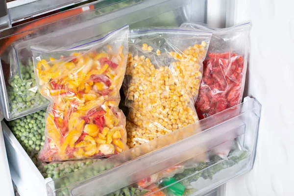 Műanyag Zacskók Különböző Fagyasztott Zöldségekkel Hűtőszekrényben Fagyasztott Élelmiszer — Stock Fotó