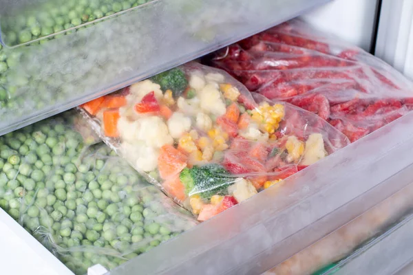 Plastiktüten Mit Verschiedenem Tiefkühlgemüse Kühlschrank Tiefkühlkost — Stockfoto