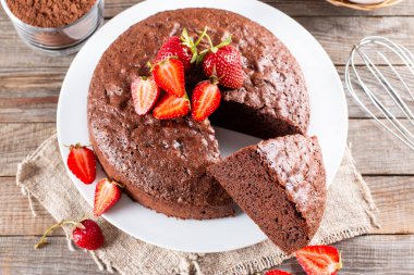 Klasik çikolatalı kek Pan di Spagna çilekli, seçici odaklı. Ev yapımı kek. Üst görünüm