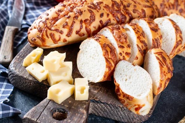 Ekmek Peynir Koyu Mavi Arkaplanda Yapışır — Stok fotoğraf