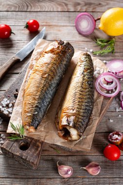 İştah açıcı füme balık uskumrusu, eski ahşap masa arkasında. Üst görünüm.