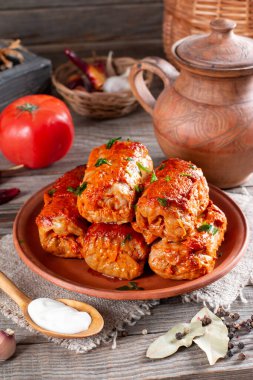 Tabakta sığır eti, pirinç ve sebzeli lahana ruloları. Et ile doldurulmuş lahana yaprakları..