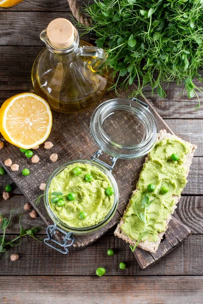 Hummus Pois Verts Légumes Frais Craquelins Servis Sur Une Planche — Photo