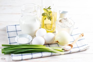 Hafif bir masada soğanlı ince gözlemeler için hamur yapmanın içeriği. Adım adım tarif et. Maslenitsa için yiyecek.