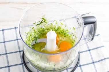 İnce krepler için hamur yapma işlemi. Hafif bir masanın üzerindeki blender kasesinde soğan. Adım adım tarif et. Maslenitsa için yiyecek.