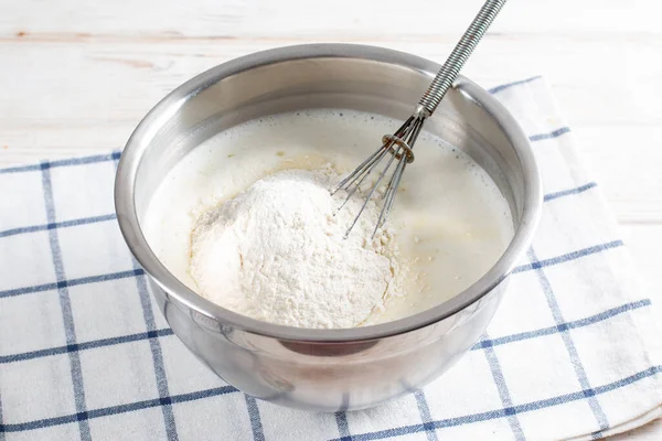 Gotowanie Ciasta Tradycyjne Cienkie Naleśniki Lub Naleśniki Jaja Mąka Sól — Zdjęcie stockowe