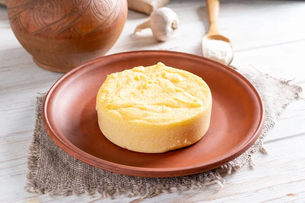 Traditionelle Polenta Auf Einem Weißen Holztisch — Stockfoto