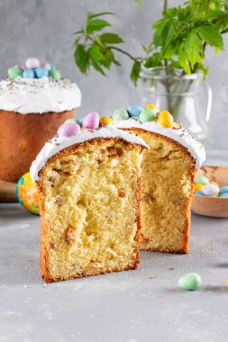 Kulich pastayla genç yeşil dal, geleneksel Rus Ortodoks Paskalya sembolü