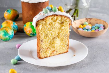 Geleneksel Ukrayna paskalya pastası ve krema. Geleneksel tatlıyla birlikte Paskalya masası. Rusça kulich