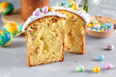 Geleneksel Ortodoks tatlı ekmeğiyle Paskalya kompozisyonu. Krema ve şeker parçacıklarıyla süslenmiş Kulich.