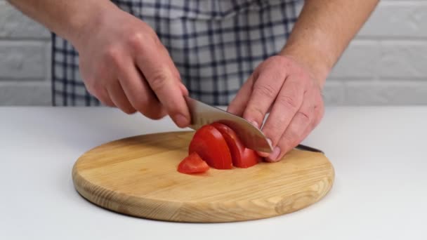 Man Hand Snijdt Rode Verse Tomaten Een Snijplank Met Scherp — Stockvideo