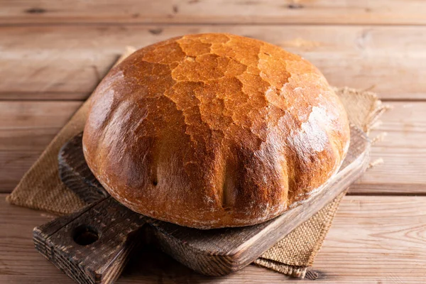Ahşap masada taze pişmiş geleneksel ekmek. Sağlıklı yemek.