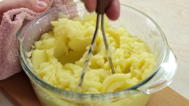 Mashing Potato Butter Milk Using Stainless Steel Potato Masher Glass — Vídeo de Stock