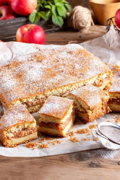 Elmalı turta dilimleri (geleneksel Macar versiyonu) ahşap arka planda