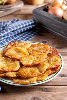 Patates gözlemesi ya da ahşap bir arka planda latke.