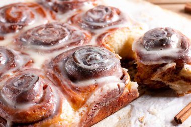 Krema soslu taze tarçınlı çörekler, kahvaltı için tarçınlı çörekler ya da tatiller.