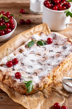 Kirazlı taze sünger kek. Ahşap zemin üzerinde şifon bisküvi