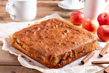 Tahta masada elmalı klasik sünger kek, seçici bir odak noktası. Ev yapımı kek.