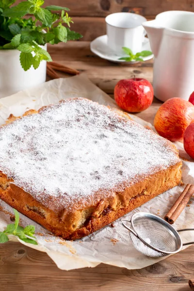 松软的海绵蛋糕 有苹果放在木桌上 有选择的焦点 自制的蛋糕 — 图库照片