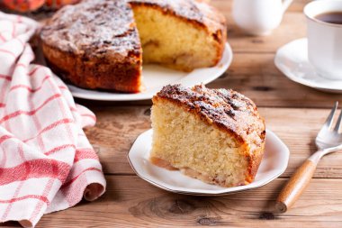 Klasik sünger keki, seçici odaklanma. Kırsal arka planda ev yapımı turta.