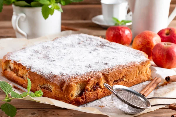 Klassz Szivacs Torta Almával Asztalon Szelektív Fókusz Házi Készítésű Torta — Stock Fotó