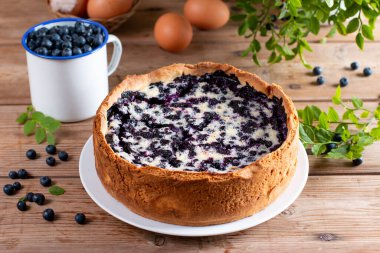 böğürtlenli turta ve çilek rustik ahşap tablo