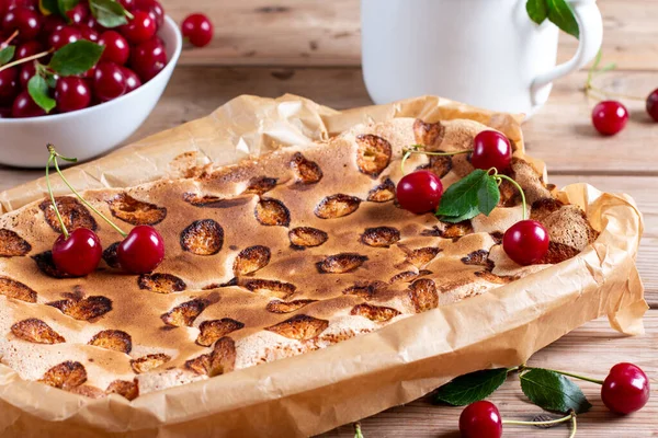 Gâteau Éponge Frais Aux Cerises Biscuit Mousseline Sur Fond Bois — Photo