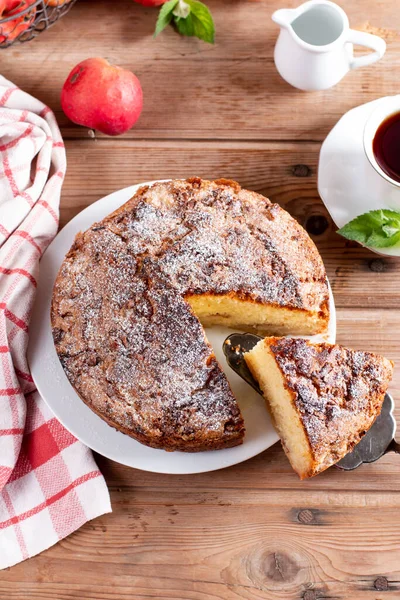 Traditional Apple Pie White Plate Wooden Table Charlotte Pie Platter — Zdjęcie stockowe