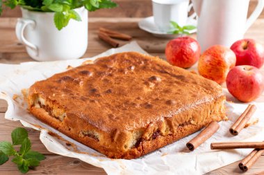 Elmalı turta, sünger kek, tahtadan bir masada elmalı Charlotte.