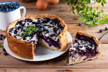 böğürtlenli turta ve çilek rustik ahşap tablo