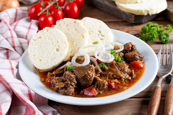 Beef Goulash Dumplings Knedliky Wooden Table Czech Republic — Foto de Stock