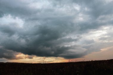 Akşam gökyüzü cennet savaşının başlangıcı gibi görünüyor.