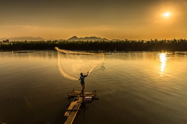 Рыбалка на солнце — стоковое фото