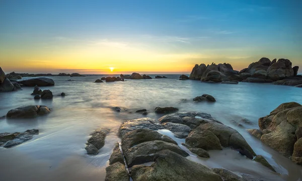 Salida del sol en la playa — Foto de Stock