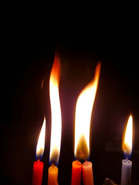 Velas Chanukah coloridas com chamas acesas Serpiginous — Fotografia de Stock