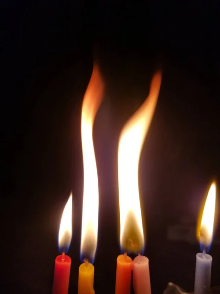 Barevné Chanuka svíčky s vlnitými Serpiginous plameny — Stock fotografie