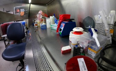 Hastane mikrobiyoloji laboratuarı güvenliği ve kültür ekipmanları.